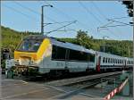 Die 3014 streckt ihre Nase in die Abendsonne, als sie ...