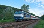 350 013 mit EC 272 Jaroslav Hasek (Budapest - Prag), ...
