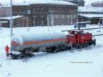 BR 363 363814 beim Rangieren vor dem altehrw�rdigen Empfangsgeb�ude des Hofer Hauptbahnhofs, 03.02.2010.