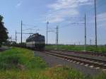 363 044-9 ist mit einem G�terzug unterwegs zwischen Cheb und ...