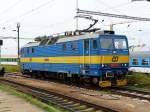 CD 363 076-1 wartet auf Andockung an Schnellzug nach, weiss ...