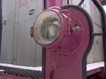 Ein Scheinwerfer der pinken BR 364 der RSE.11.2.10.  ...