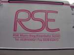 BR 364 Die RSE-Schrift auf einer pinken BR 364 im Bahnhof Beuel.