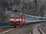 BR 371 Die 371 003 am 04.04.2010 mit einem EC nach Budapest bei der Einfahrt in �st� nad Labem Hbf.
