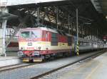 BR 371 EC 171 Hungaria mit BR 371 015-9 steht am 29,03.2010 in Prag hl.n. nach Berlin zur fahrt bereit.