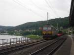 BR 372 372 013-3 f�hrt am 18.07.10 mit einem G�terzug durch k�nigstein Kr. Pirna Richtung Dresden. 