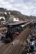 BR 38 58 311 + 52 6106 mit einem Sonderzug in Gerolstein am 02.04.2010 um 13:16 Uhr