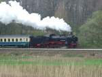 38 2267 f�hrt mit ihrem Sonderzug durchs Angertal  ...