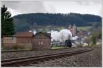 BR 38 Mit rund 5 Minuten Versp�tung war am 5.4.2010 38 2455 mit ihrem Sonderzug 37895 von Trier nach Gerolstein unterwegs. Die Aufnahme entstand bei der Durchfahrt in M�rlenbach mit der Bertradaburg im Hintergrund.