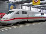 br-401-ice-1-triebkopfe-oder-wagen 401 553 in M�nchen Hbf, 14.2.09.