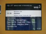Der Fahrtinformationsbildschirm in Wagen 3 des ICE 277 Berlin Ostbf ...