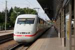 br-401-ice-1-triebkopfe-oder-wagen ICE f�hrt soeben in Freiburg im Breisgau ein und setzt seine Fahrt um 18:11 in Richtung Basel und Z�rich HB fort. Aufnahme vom 06. Juli 2010, 18:09