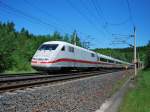 br-401-ice-1-zuge Der ICE mit dem Taufnamen 'Gelsenkirchen' hat soeben den Escherbergtunnel verlassen und rast nun an der �st Diekholzen vorbei auf den Eichenbertunnel zu.
Aufgenommen am 03.06.2010 um 11:37 Uhr an der SFS Hannover-W�rzburg im Hildesheimer Wald.