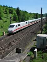 br-401-ice-1-zuge Der ICE mit dem Taufnamen 'Bremen' kurz bevor er in das s�dliche Ende des Escherbergtunnel einf�hrt.
Aufgenommen am 03.06.2010 um 14:15 Uhr an der SFS Hannover-W�rzburg im Hildesheimer Wald.