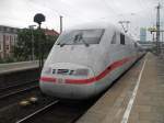 ICE 793 von Hamburg-Altona Richtung Berlin S�dkreuz wartet am 05.06.10 ...