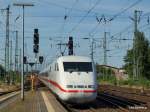 br-401-ice-1-zuge ICE 673 Kiel Hbf - Karlsruhe Hbf bei der Einfahrt in Neum�nster am 20.07.10. Nach kurzem Aufenthalt geht es weiter nach Hamburg-Dammtor.