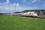 ICE 373 mit Triebkopf 401 588-9 an der Spitze f�hrt ...