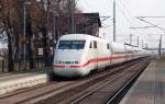 Am 12.03.11 durchf�hrt der umgeleitete ICE 703 den Bahnhof Brehna ...