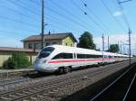  Freie und Hansestadt Hamburg rast als ICE28 durch Marchtrenk, in ...