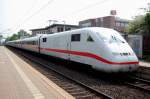 Der ICE M�nchengladbach-Berlin Ostbahnhof zeigt sich hier im Halte Punkt ...