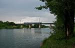 S80 rollt gem�tlich �ber die neue Donau, Richtung Wien Hausfeldstra�e. ...