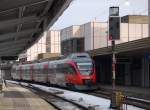 Bahnsteigatmosph�re... Ein Talent steht am 8.2.2010 als Regionalzug aus Telfs-Pfaffenhofen ...