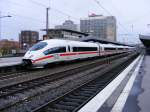 Ein ICE 3 bei der Ausfahrt aus dem Essener Hbf ...