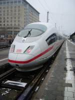 Ein ICE 3 in Frankfurt am Main Hbf am 24.01.10. ...