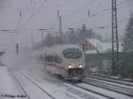 ICE3 (BR 403) rast unter winterlichen Bedingungen am 9.1.2010 durch ...