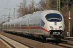 Ein ICE donnert am 7.3.10 durch D�sseldorf-Angermund  ...
