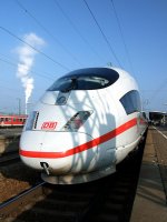 ICE nach Wien Westbahnhof beim Halt in Plattling.  ...