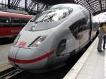ICE mit Fu�ball Werbung im K�lner Hbf am 4.6.10  ...
