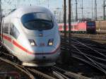ICE 3 bei der Einfahrt in den Frankfurter Hauptbahnhof am ...