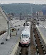 br-406-ice-3 Die �berf�hrung im s�dlichen Teil des Bahnhofs Li�ge Guillemins ist wieder �ffentlich zug�nglich und so konnte ich von hier aus den ICE 3 N� 4607, der als ICE 10 auf seiner Reise von Frankfurt/Main nach Bruxelles Midi mit 10 Minuten Versp�tung L�ttich ereicht, am 10.07.10 abends um 20.55 Uhr ablichten. (Jeanny)