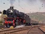 41 360 kommt mit ihrem aus 16 Wagen bestehenden Sonderzug ...