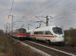 br-411-ice-t Der ICE-T nach Frankfurt und die RB nach Plattling am 02.04.2010 bei der Begegnung in Obertraubling. 