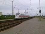 br-411-ice-t ICE bei der durchfahrt in Coswig in Richtung Frankfurt a. Main.
Coswig bei Dresden 18.7.10