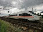 br-411-ice-t ICE Sonneberg flieht am 24.07.10 vor einem Regenschauer aus dem Bahnhof in Lichtenfels und nimmt ICE Freie Hansestadt Hamburg im Schlepptau mit in Richtung Leipzig/Berlin.