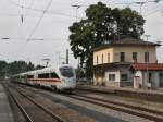Ein ICE-T am 25.06.2010 bei der Durchfahrt in A�ling.  ...