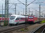 br-411-ice-t Beim Passieren des Bahnhofs N�rnberg-D�rrenhof begegnen sich ICE 25 von Dortmund Hbf nach Wien Westbf und RE 4010 von M�nchen Hbf nach N�rnberg Hbf. Beide sind hier mit etwas Versp�tung unterwegs, so dass diese Aufnahme entstehen konnte. (24.07.2010)