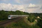 br-411-ice-t Hier mal ein Bild mit 'Wolkenschaden' von mir.
Zu sehen ist ein ICE nach Dortmund an der gro�en St�tzmauer in Laaber.(KBS 880,30.7.2010)