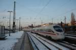 ICE 1650 aus Dresden verl�sst am 5.1.10 den Mainzer Hbf ...