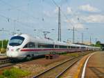 ICE 1744 blickt beim Halt in Weimar auf der Fahrt ...