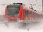 br-422 422 011 f�hrt am 10.01.2010 schneest�ubend in Bochum-Ehrenfeld auf der S1 ein.