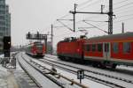 Der S-Bahn-Ersatzverkehr macht in Berlin auch solche Begegnungen m�glich: 423 ...