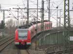 423 251-8 als Zug der Linie S11 in Neuss, 15.03.2009 ...
