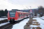 br-424 Bis vor einigen Jahren gab es zwischen Egestorf und Haste viele unbeschranke B�´s. Doch nach vielen Unf�llen in den letzten Jahren (die mei�ten verliefen t�tlich) ersetzt man nach und nach die ganzen unbeschrankten B�´s Momentan gibt es noch 4 oder 5 unbeschrankte B�´s. Dieser war bis vor einiger Zeit ebenfalls unbeschrankt (hatte aber Blinklicht). 424 028 und 424 018 l�sst dieses aber kalt, den dank einer B�-St�rung hatte diese +8 und beeilt sich ein wenig um wenigstens in Haste wieder p�nktlich zur�ckfahren zu k�nnen. Gleich wird diese den Haltepunkt Kirchdorf erreichen. Das Bild entstand am 20.2.2010.