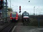 br-425 Eine BR 182 der MRCE Dispolok trifft in Mannheim Hbf einen BR 425 Triebzug.