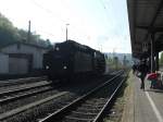 br-44-44-drg-dr-db-043--044-db Br 44 wartet ungeduldig auf dem Sonderzug der mit fast 2 Stunden versp�tung ankommt in Linz am Rhein am 24.4.10