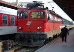 BR 444 444-001 der serbischen Eisenbahn hat ihren Zug am 21.04.10 nach Belgrad gebracht und schlie�t sich dem Schaffner an: Feierabend! Bei der Baureihe 444 handelt es sich um 441, die auf Thyristorsteuerung umgebaut wurden. 444-001 war fr�her die 441-077 (ASEA Lizenz, gebaut bei Rade Koncar in Zagreb).